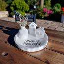 Raysin Dekoteller Set „Endlich Frühling“ mit großem Teller, Vase und zwei Strandhäusern.